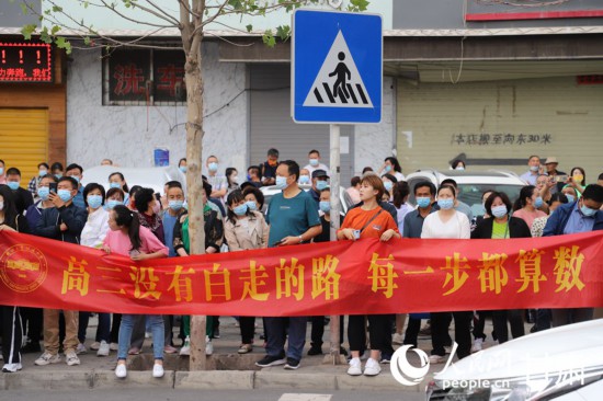 考場外等候的家長。人民網 黃帆攝