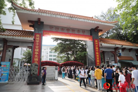 海南中學三亞學校考點考生有序入場。人民網 牛良玉攝